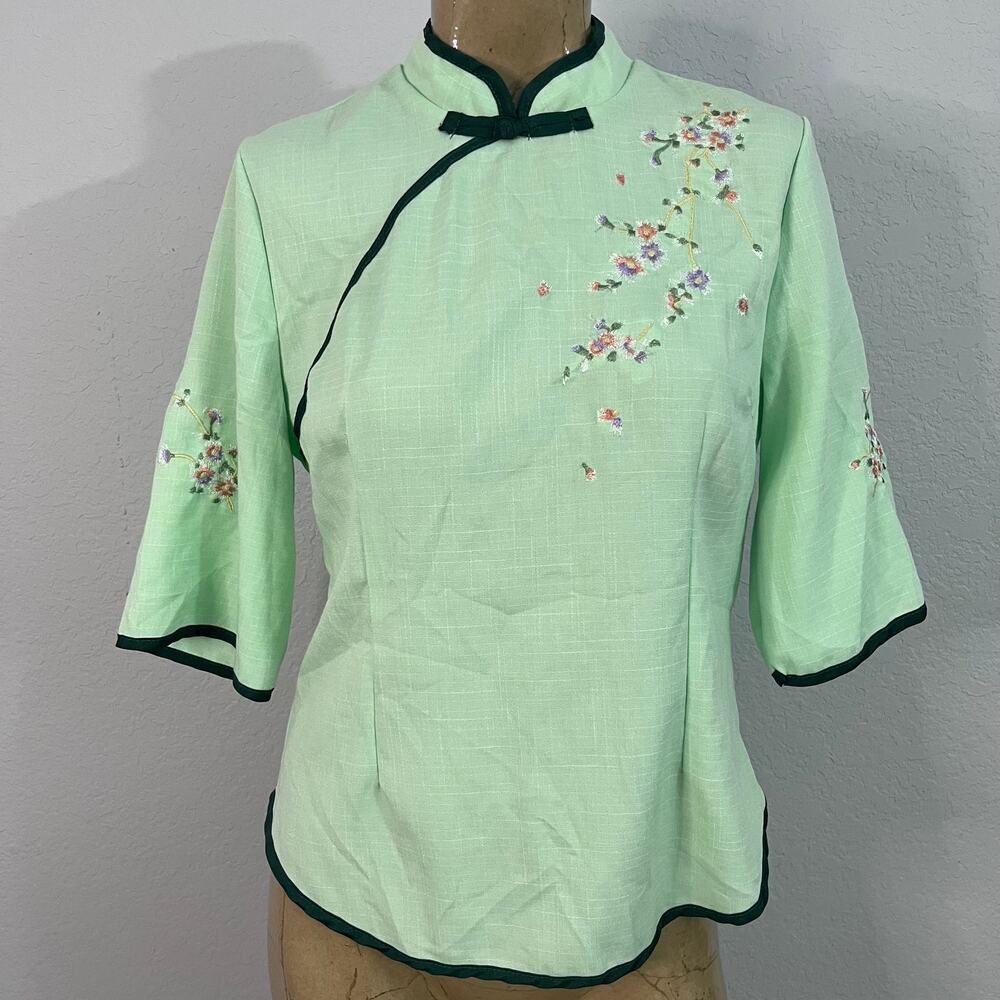 Vintage-Style Embroidered Mandarin Collar Top 🌿✨